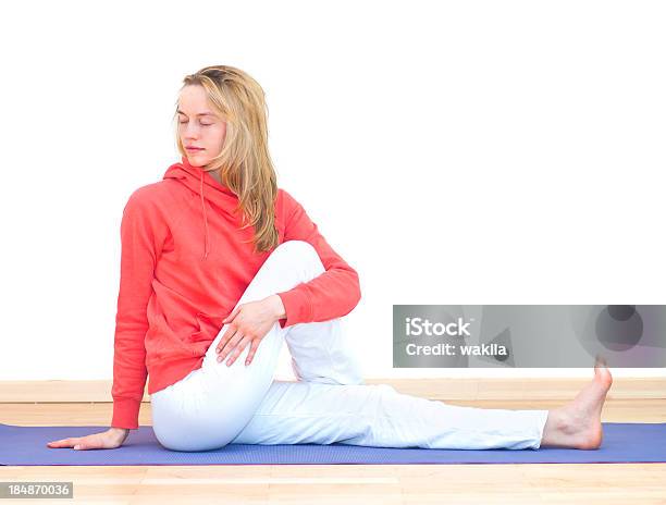 Yoga Chica Con Pelo Castaño Haciendo Gimnasio Foto de stock y más banco de imágenes de Actividad - Actividad, Actividades y técnicas de relajación, Adulto