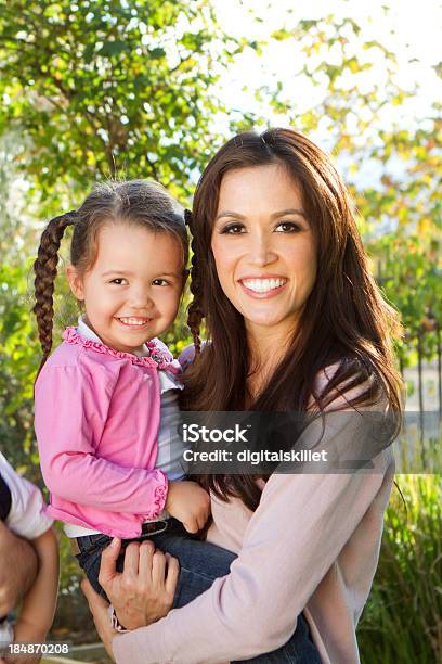 Madre E Figlia - Fotografie stock e altre immagini di 12-17 mesi - 12-17 mesi, Abbigliamento casual, Abbracciare una persona