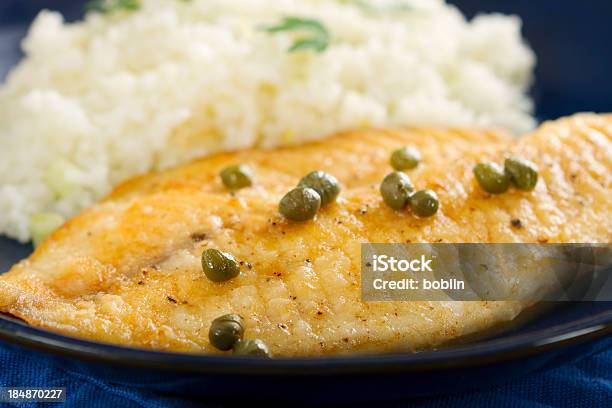 Tilapia Y Limón Con Salsa De Alcaparras Foto de stock y más banco de imágenes de Arroz - Comida básica - Arroz - Comida básica, Tilapia, Alcaparra