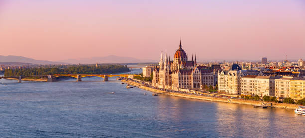 vista panorâmica de budapeste, hungria com o edifício do parlamento húngaro e o rio danúbio. - budapest chain bridge panoramic hungary - fotografias e filmes do acervo