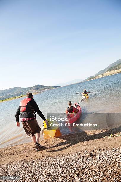 Foto de Canoístas Em Seu Caiaque Em Um Lago e mais fotos de stock de Adulto - Adulto, Amizade, Amizade masculina