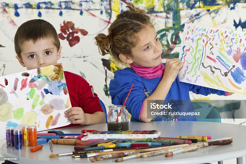 Encantadores niños expresado su arte de trabajo - Foto de stock de 4-5 años libre de derechos