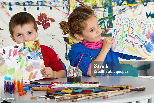 Encantadores Niños Expresado Su Arte De Trabajo Foto de stock y más banco de imágenes de 4-5 años - 4-5 años, Acuarela, Aprender