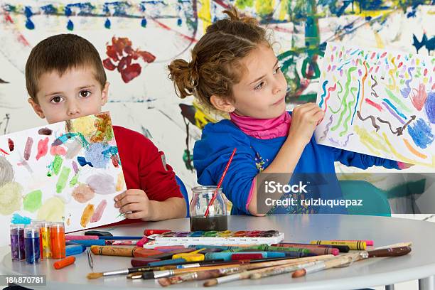 Foto de Adoráveis Crianças Mostrando A Arte De Trabalho e mais fotos de stock de 4-5 Anos - 4-5 Anos, Aluno de Jardim de Infância, Aluno de Primário