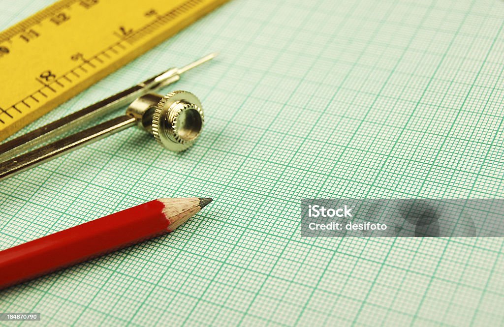 En pliant et un crayon sur papier millimétré - Photo de Papier millimétré libre de droits