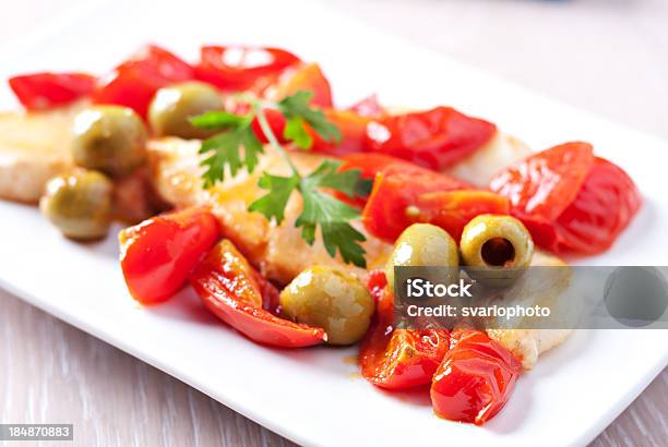 Heilbuttfilet Mit Tomaten Und Oliven Stockfoto und mehr Bilder von Kirschtomate - Kirschtomate, Schwertfisch, Abnehmen