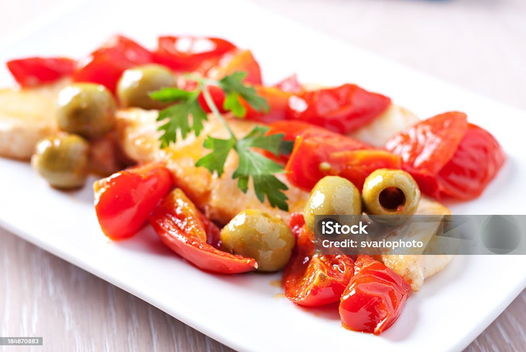 Filete de halibut con tomates y de aceitunas - Foto de stock de Pez espada libre de derechos