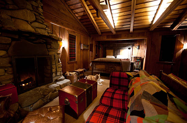 accogliente camera da letto e un caminetto - cabin indoors rustic bedroom foto e immagini stock
