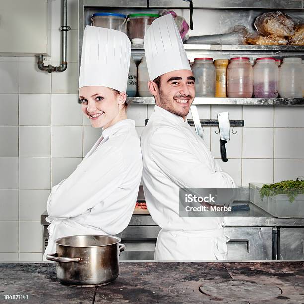 Retrato De Los Chefs Foto de stock y más banco de imágenes de Chef - Chef, Parejas, Espalda con espalda