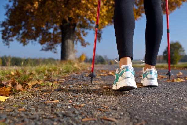 woman ウォーキングクロスカントリートレイル - nordic walking walking relaxation exercise women ストックフォトと画像