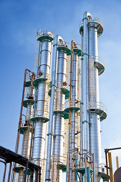 industrial destillation towers - destillationsturm stock-fotos und bilder