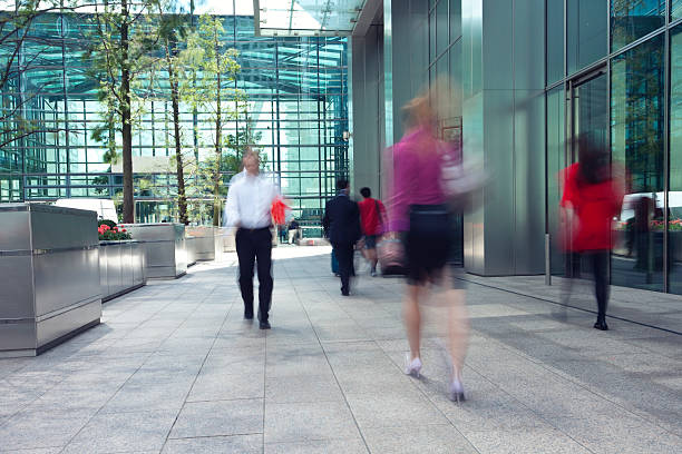 motion blur photo de personnes dans le quartier des finances - london england financial district england long exposure photos et images de collection