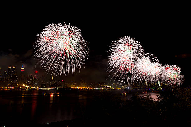 cidade de nova york syncronized fogos de artifício - new york state skyline new york city vibrant color - fotografias e filmes do acervo