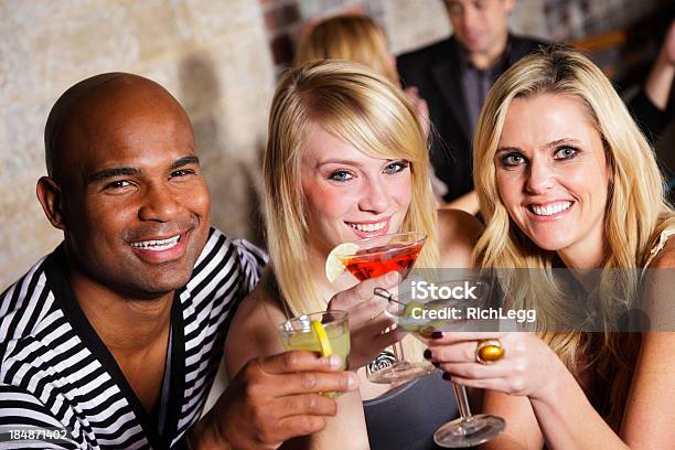 Foto de Amigos Em Um Bar e mais fotos de stock de 20 Anos - 20 Anos, 30 Anos, 40-49 anos
