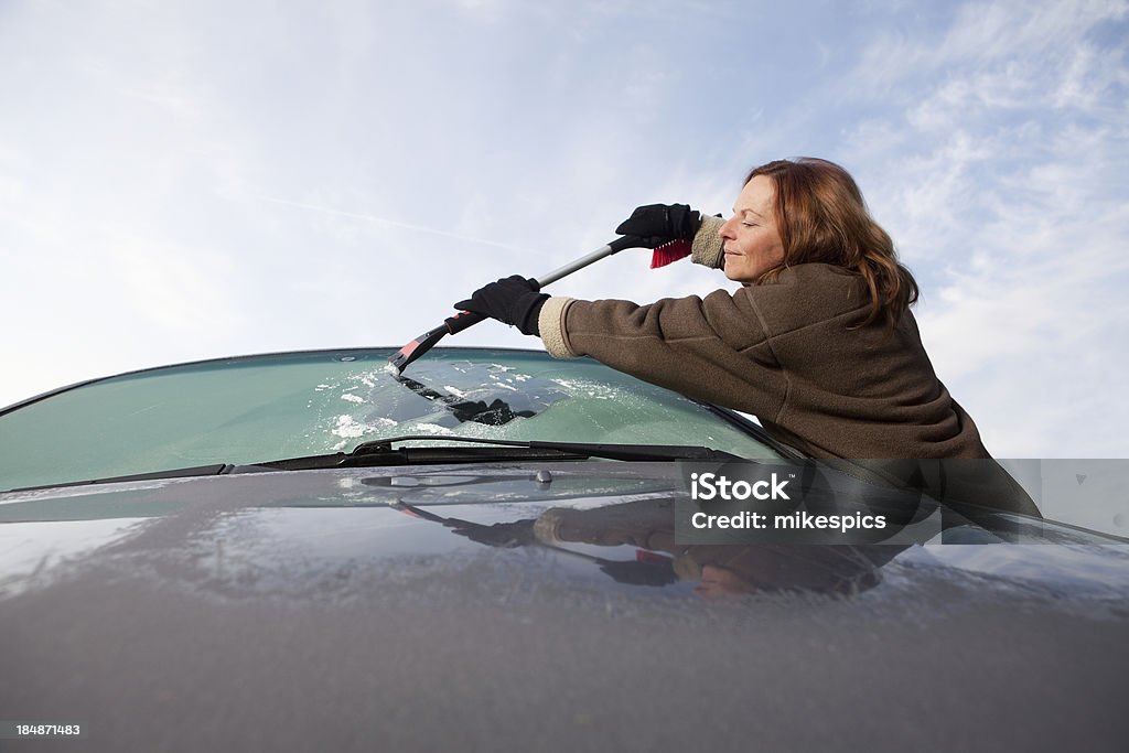 Mujer de raspado escarcha de un van en el invierno. - Foto de stock de Parabrisas libre de derechos