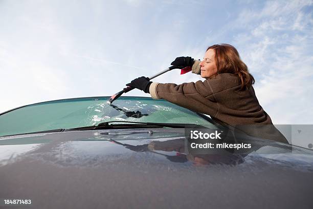 Mujer De Raspado Escarcha De Un Van En El Invierno Foto de stock y más banco de imágenes de Parabrisas