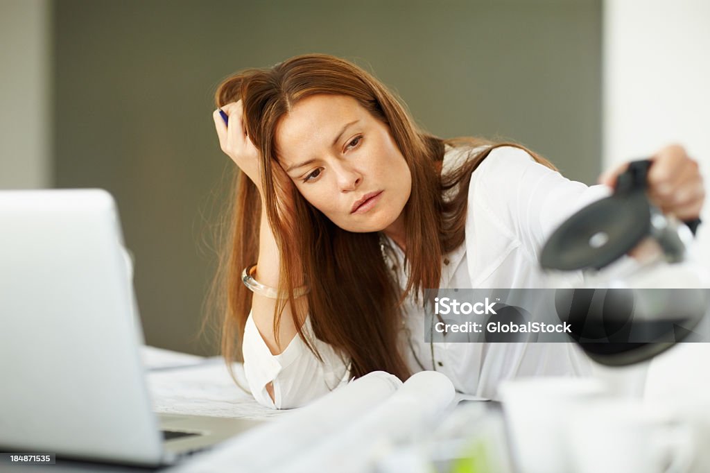 Fatigué femme faire du café - Photo de Femmes libre de droits