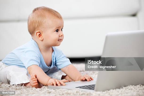 Bellissimo Piccolo Bambino E Un Computer Portatile - Fotografie stock e altre immagini di Allegro