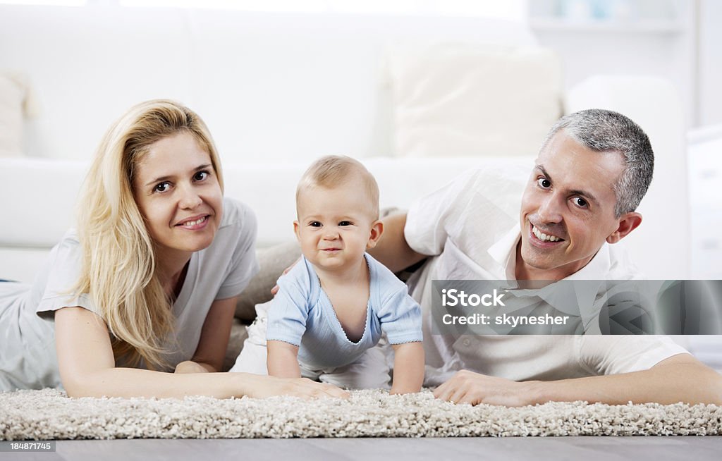 Bella famiglia di tre persone. - Foto stock royalty-free di Accudire