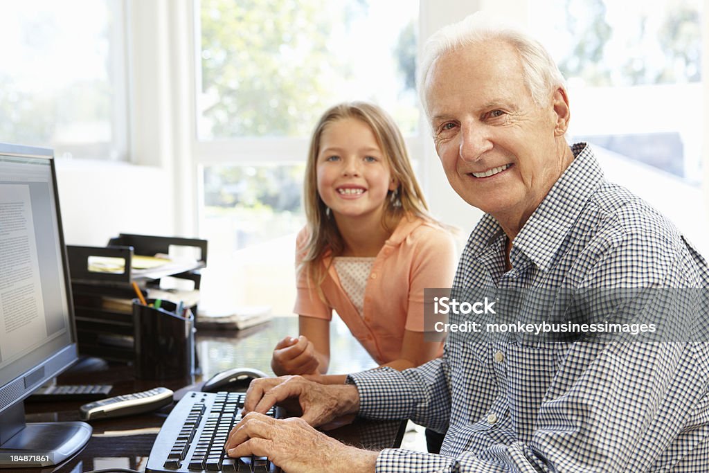 Homem idoso e NETA com computador - Royalty-free 6-7 Anos Foto de stock