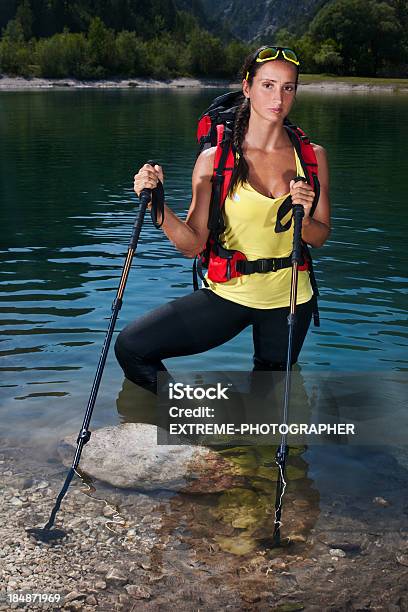 Weibliche Mountain Wanderer Stockfoto und mehr Bilder von Abenteuer - Abenteuer, Abgeschiedenheit, Aktiver Lebensstil