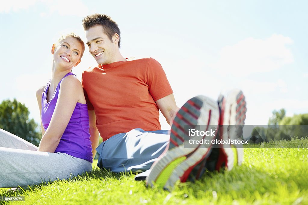 Casal relaxante juntos no parque - Royalty-free 20-29 Anos Foto de stock