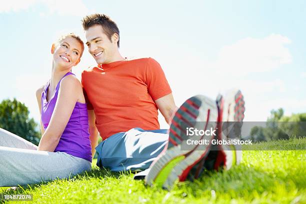 Casal Relaxante Juntos No Parque - Fotografias de stock e mais imagens de 20-29 Anos - 20-29 Anos, Adulto, Alegria