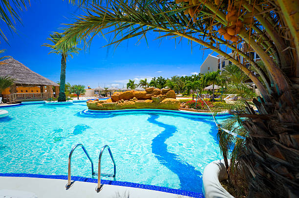 トロピカルリゾートのプールでは、カリブ海 - tourist resort apartment swimming pool caribbean ストックフォトと画像