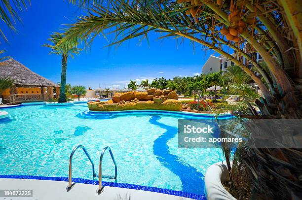 トロピカルリゾートのプールではカリブ海 - まぶしいのストックフォトや画像を多数ご用意 - まぶしい, アウトドア, ウォータースライダー