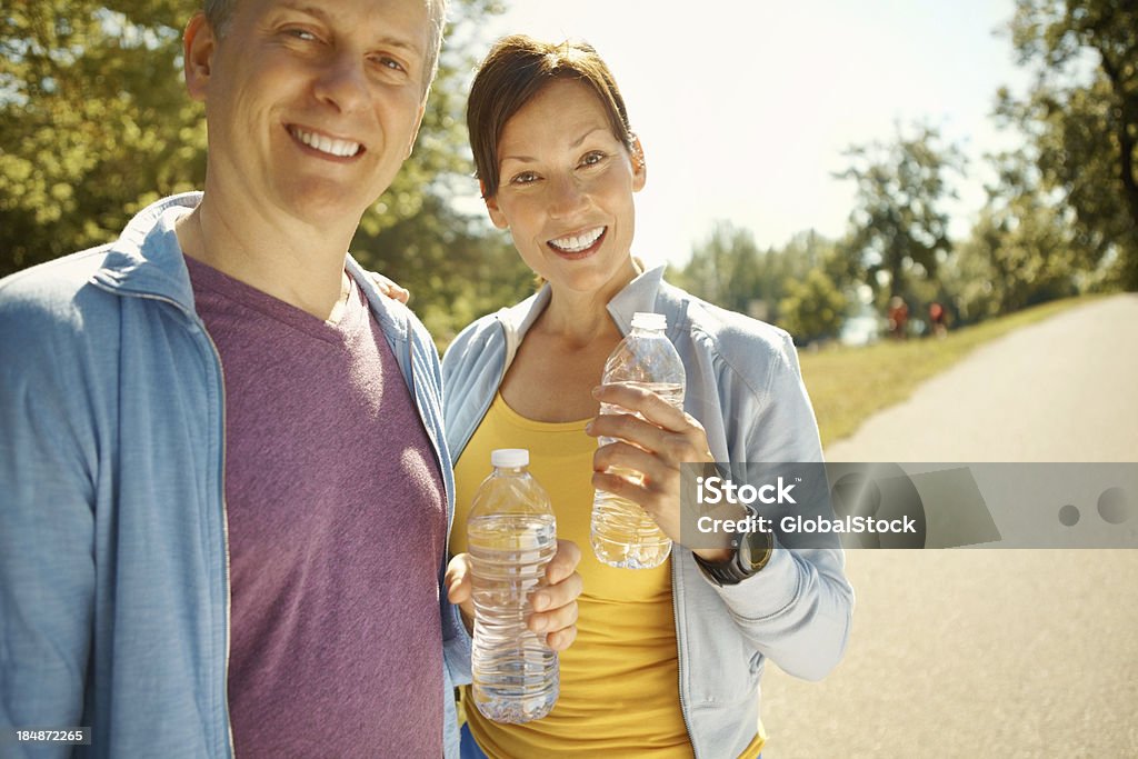 Sorridente Casal fitness segurando uma garrafa de água - Royalty-free Casal de Meia Idade Foto de stock