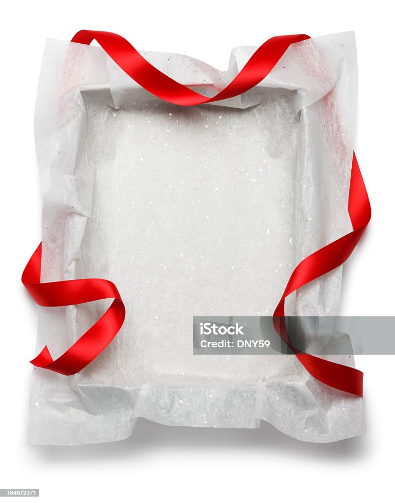 Nastro rosso intorno vuoto drappeggiata scatola regalo su sfondo bianco - Foto stock royalty-free di Confezione regalo