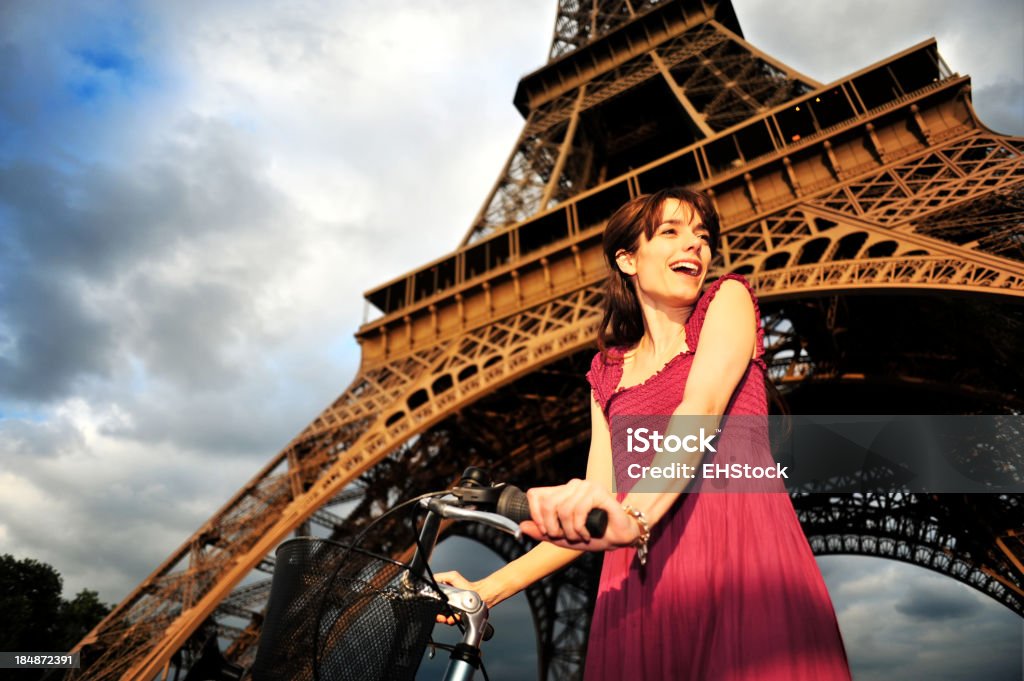 Donna con bicicletta sotto Torre Eiffel a Parigi - Foto stock royalty-free di Parigi