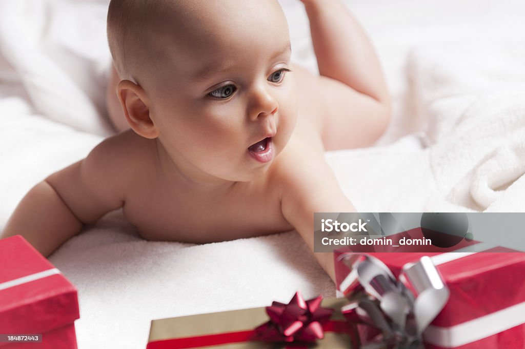 6-7 Monate alten baby mit Geschenken - Lizenzfrei 1. Jahrestag Stock-Foto