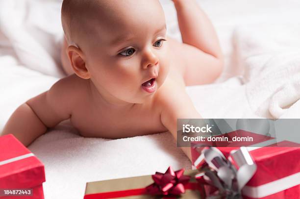 67 Miesiące Życia Dziecka Z Prezenty - zdjęcia stockowe i więcej obrazów 6 - 11 miesięcy - 6 - 11 miesięcy, Boże Narodzenie, Ciekawość