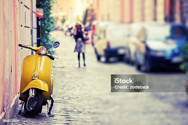 Vespa Scooter En Roma Italia Foto de stock y más banco de imágenes de Italia - Italia, Ciclomotor de pedales, Ciclomotor - Vehículo de motor