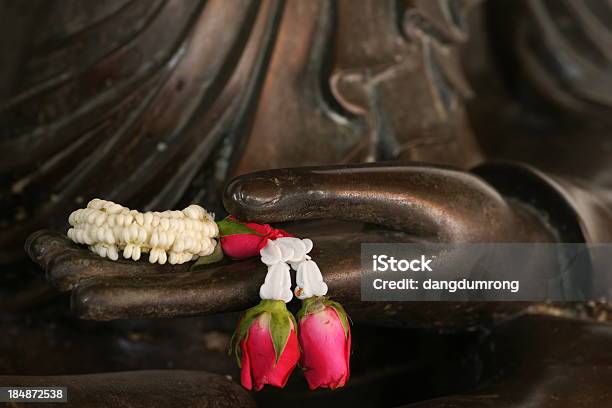 Black Posąg Buddy I Girlanda Na Rękę Tajlandia - zdjęcia stockowe i więcej obrazów Azja - Azja, Bangkok, Biały
