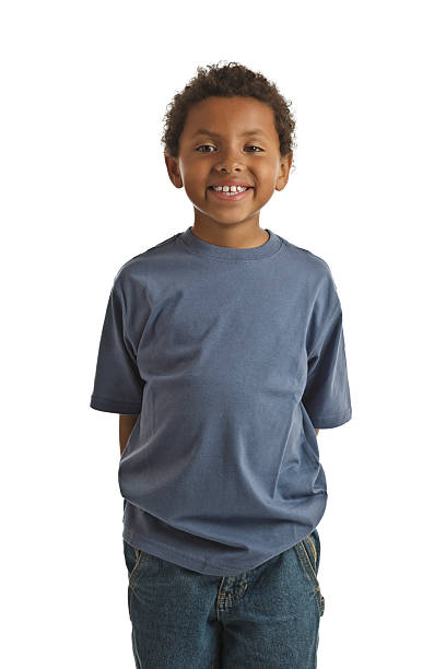menino sorridente na camisa em branco - studio shot african descent minority looking at camera - fotografias e filmes do acervo