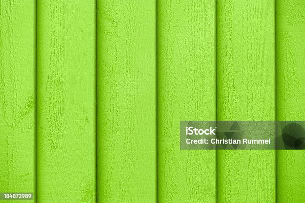 Foto de Full Frame Vista Do Verde Pintura Na Parede De Madeira e mais fotos de stock de Abstrato