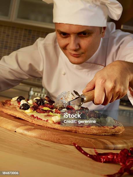Szef Kuchni Krojenia Pizzy - zdjęcia stockowe i więcej obrazów Biały - Biały, Ciało ludzkie, Ciąć