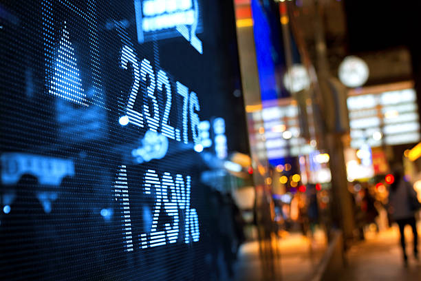visualizzare grafici di mercato - stock market finance investment stock ticker board foto e immagini stock