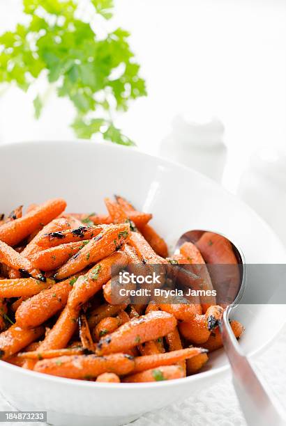 Baby Carrots Glaseado A La Miel Con Espacio De Copia Foto de stock y más banco de imágenes de Alimento