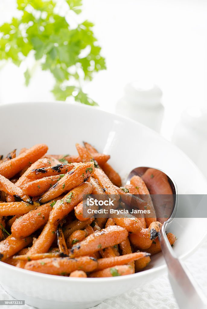 Miele glassato alla griglia Baby Carrots con spazio copia - Foto stock royalty-free di Alimentazione sana