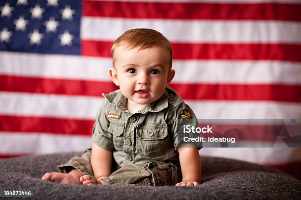 Immagine A Colori Di Gusto Patriottico Bambino Con Sfondo Bandiera Americana - Fotografie stock e altre immagini di Bebé