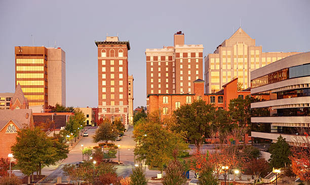 그린빌 스카이라인 - greenville south carolina south carolina office building skyscraper 뉴스 사진 이미지