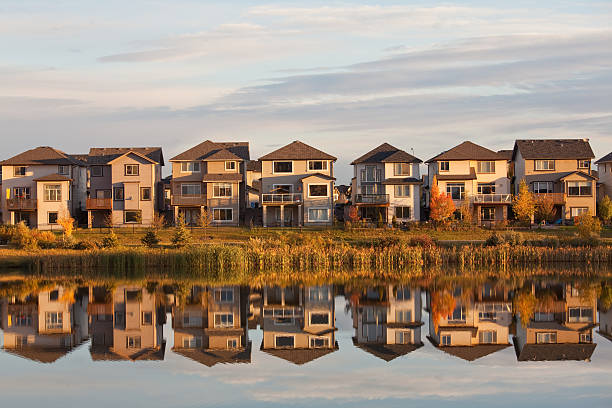 casa residenziale quartiere di periferia calgary, alberta - alberta foto e immagini stock