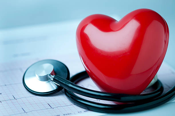 estetoscopio corazón, y en el ecg - heart health fotografías e imágenes de stock