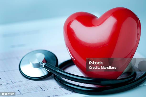 Foto de Estetoscópio E Coração Ekg e mais fotos de stock de Símbolo do Coração - Símbolo do Coração, Saúde e Medicina, Bem-estar