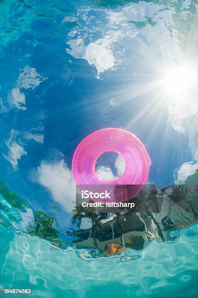 Photo libre de droit de Anneau De La Piscine banque d'images et plus d'images libres de droit de Piscine - Piscine, Sous l'eau, Vue en contre-plongée verticale