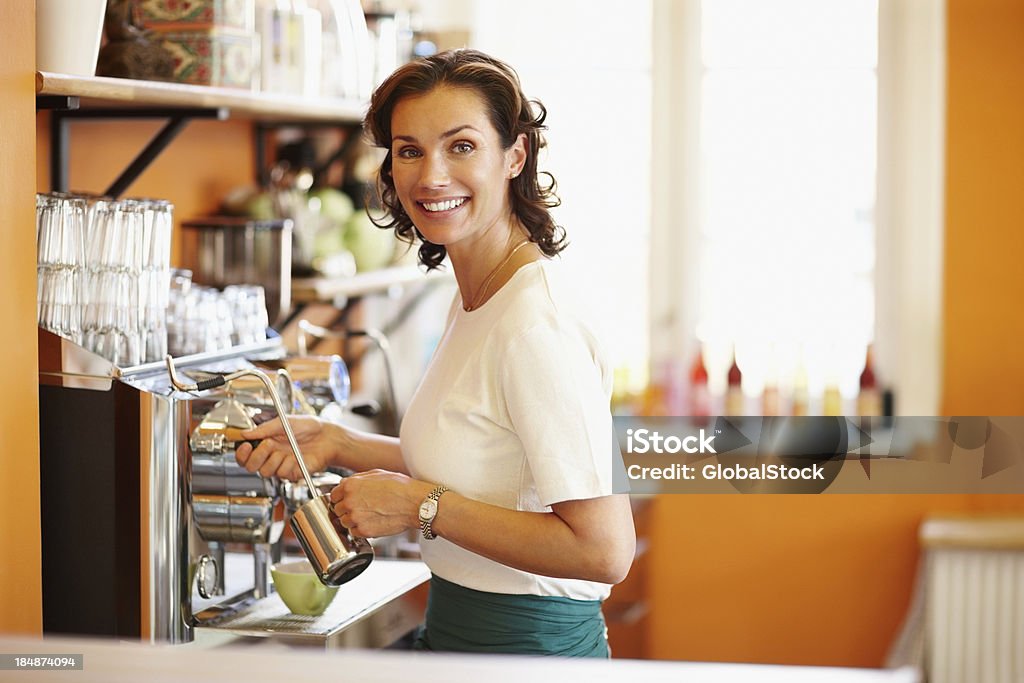 Bella donna fare il caffè - Foto stock royalty-free di Adulto