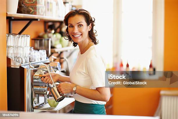 Bella Donna Fare Il Caffè - Fotografie stock e altre immagini di Adulto - Adulto, Adulto in età matura, Affari